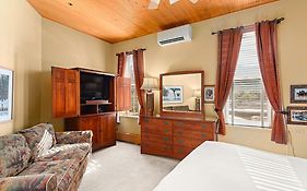 Independence Square 308, Top Floor Hotel Room With Ideal Downtown Location